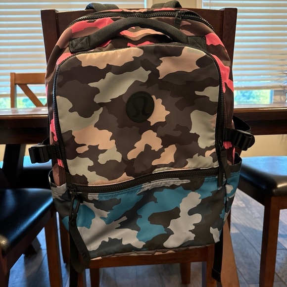 Lululemon heritage 365 camo multicolor 22L backpack main image 5